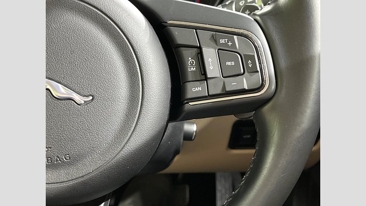 2016 認定中古車 Jaguar XE Fuji White 2WD プレステージ