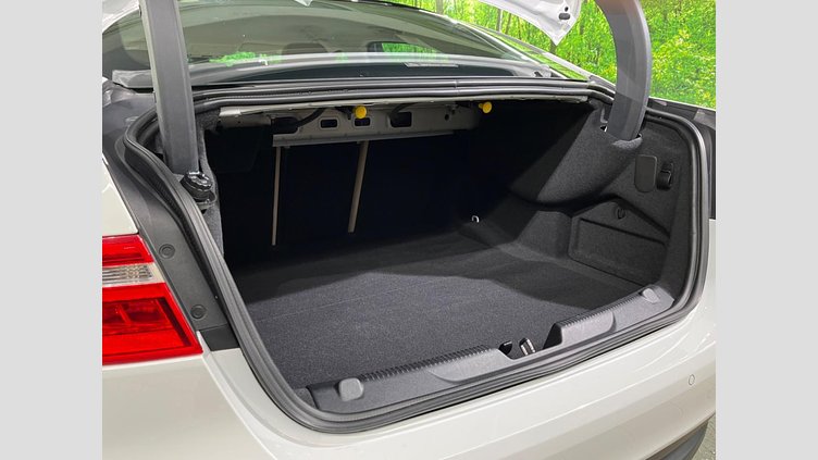 2016 認定中古車 Jaguar XE Fuji White 2WD プレステージ