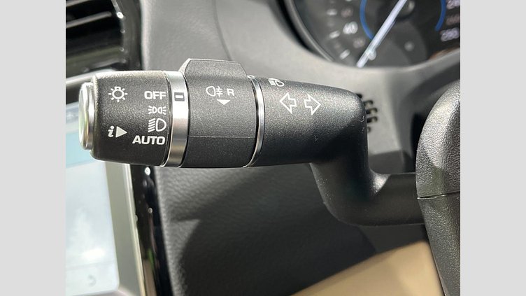 2016 認定中古車 Jaguar XE Fuji White 2WD プレステージ