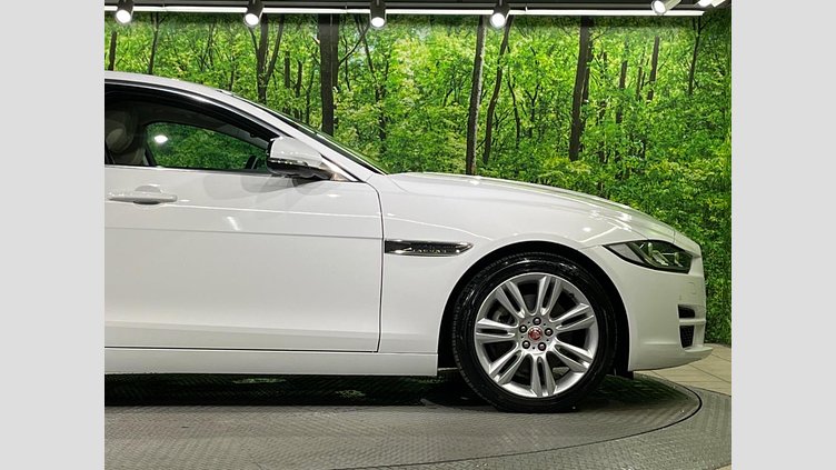 2016 認定中古車 Jaguar XE Fuji White 2WD プレステージ