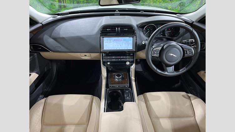 2016 認定中古車 Jaguar XE Fuji White 2WD プレステージ