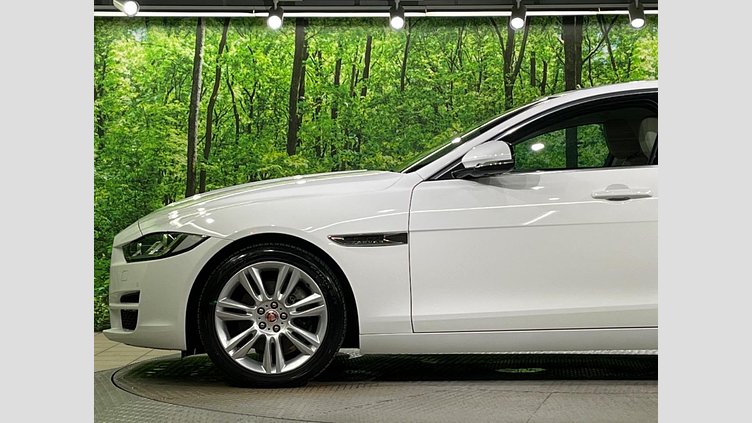 2016 認定中古車 Jaguar XE Fuji White 2WD プレステージ