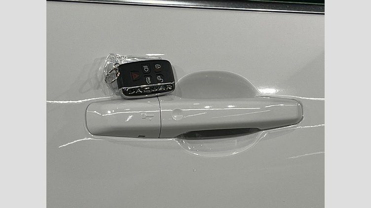 2016 認定中古車 Jaguar XE Fuji White 2WD プレステージ