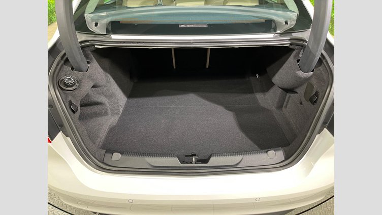 2016 認定中古車 Jaguar XE Fuji White 2WD プレステージ