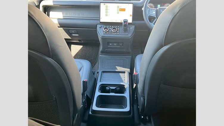 2025 認定中古車 Land Rover Defender 90 フジホワイト D350 ディーゼルマイルドハイブリッド X-Dynamic HSE