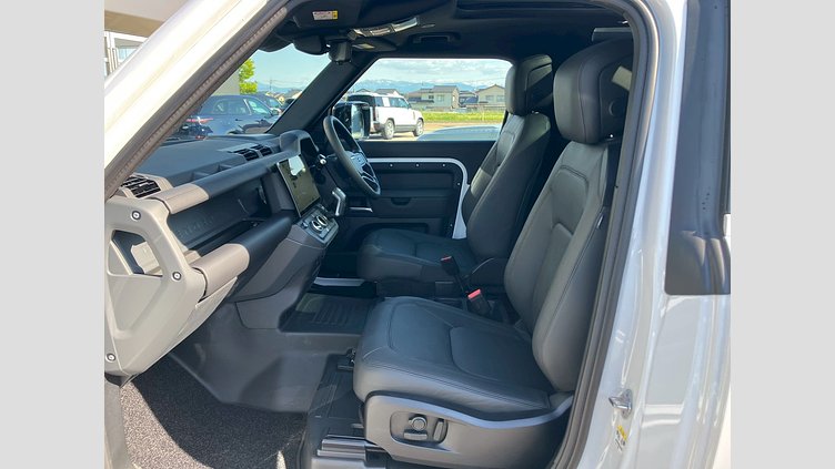 2025 認定中古車 Land Rover Defender 90 フジホワイト D350 ディーゼルマイルドハイブリッド X-Dynamic HSE