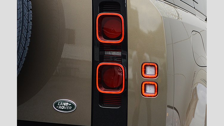 2023 認定中古車 Land Rover Defender 110 Gondwana Stone 3.0 litre i6D​ X-DYNAMIC HSE 5人