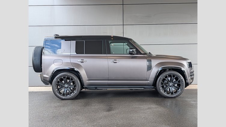 2024 認定中古車 Land Rover Defender 110 シャラントグレイ P635 ガソリンV8マイルドハイブリッド OCTA
