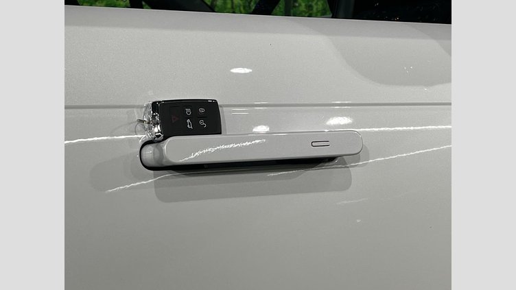2025 認定中古車 Land Rover Range Rover Sport オストゥーニパールホワイト D300マイルドハイブリッド スタンダードホイールベース Dynamic SE