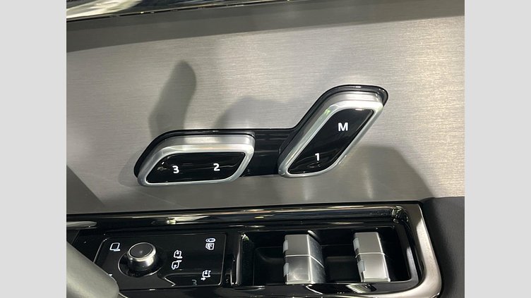 2025 認定中古車 Land Rover Range Rover Sport オストゥーニパールホワイト D300マイルドハイブリッド スタンダードホイールベース Dynamic SE
