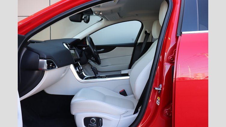 2019 認定中古車 Jaguar XE カルデラレッド P250 RWD AUTOMATIC 4 door Saloon SE