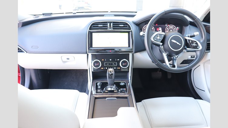 2019 認定中古車 Jaguar XE カルデラレッド P250 RWD AUTOMATIC 4 door Saloon SE