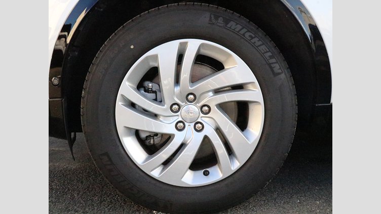 2025 認定中古車 Land Rover Discovery Sport フジホワイト P250（ガソリン） 標準ホイール Dynamic S