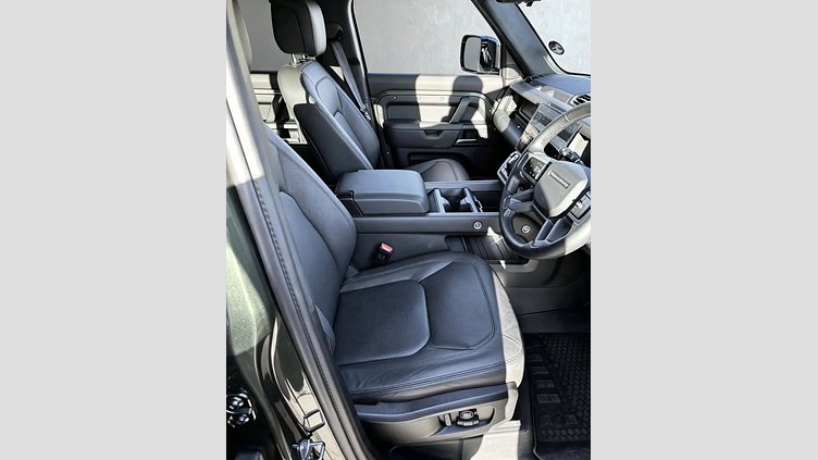 2026 Approved Land Rover Defender 110 Woolstone Green 3.0 i6 turbo diesel, 257 kW, 700 Nm, 0-100 km/h in 6,4 s, top speed up to 209 km/h AWD 3.0D 257KW D350 X-DYNAMIC