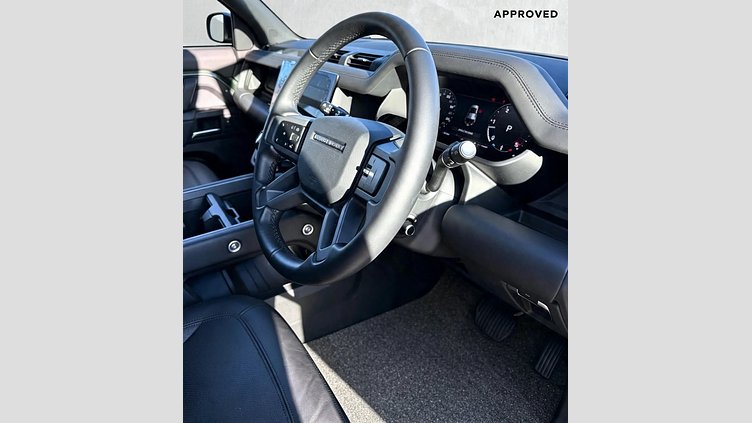 2026 Approved Land Rover Defender 110 Woolstone Green 3.0 i6 turbo diesel, 257 kW, 700 Nm, 0-100 km/h in 6,4 s, top speed up to 209 km/h AWD 3.0D 257KW D350 X-DYNAMIC