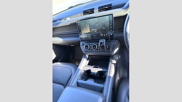 2026 Approved Land Rover Defender 110 Woolstone Green 3.0 i6 turbo diesel, 257 kW, 700 Nm, 0-100 km/h in 6,4 s, top speed up to 209 km/h AWD 3.0D 257KW D350 X-DYNAMIC