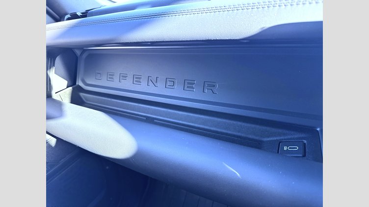 2026 Approved Land Rover Defender 110 Woolstone Green 3.0 i6 turbo diesel, 257 kW, 700 Nm, 0-100 km/h in 6,4 s, top speed up to 209 km/h AWD 3.0D 257KW D350 X-DYNAMIC