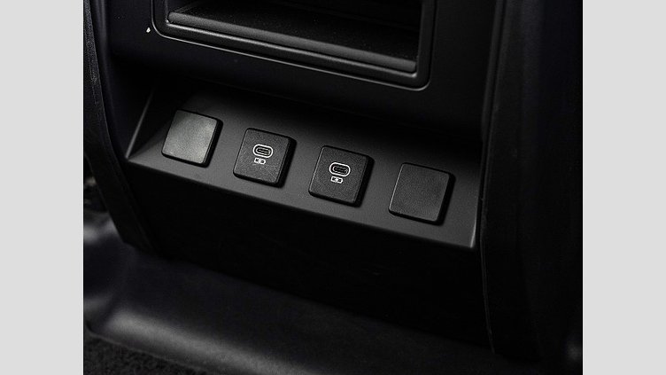 2025 認定中古車 Land Rover Defender 110 フジホワイト D350 ディーゼルマイルドハイブリッド X-Dynamic SE