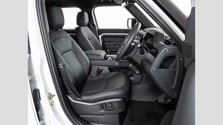 2025 認定中古車 Land Rover Defender 110 フジホワイト D350 ディーゼルマイルドハイブリッド X-Dynamic SE