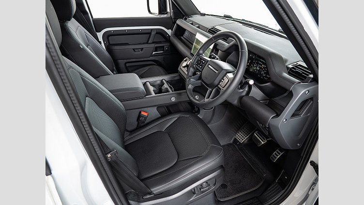 2025 認定中古車 Land Rover Defender 110 フジホワイト D350 ディーゼルマイルドハイブリッド X-Dynamic SE