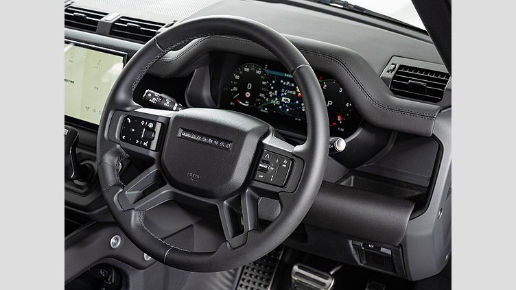 2025 認定中古車 Land Rover Defender 110 フジホワイト D350 ディーゼルマイルドハイブリッド X-Dynamic SE