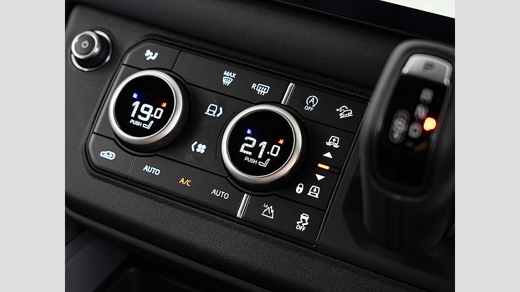 2025 認定中古車 Land Rover Defender 110 フジホワイト D350 ディーゼルマイルドハイブリッド X-Dynamic SE