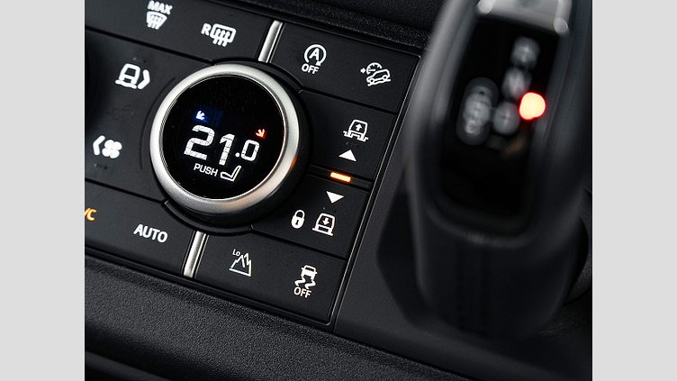 2025 認定中古車 Land Rover Defender 110 フジホワイト D350 ディーゼルマイルドハイブリッド X-Dynamic SE