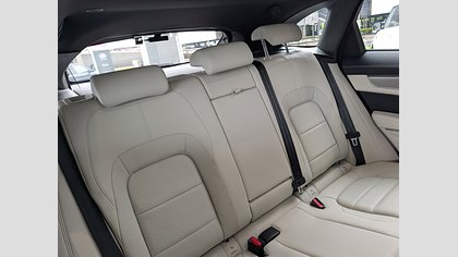 F-Pace 10