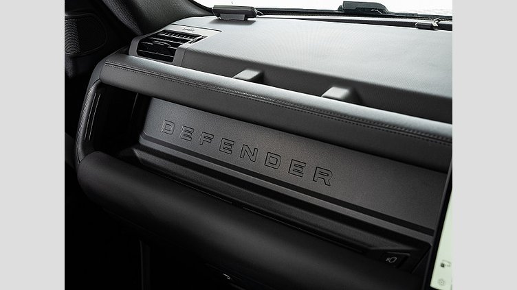 2025 認定中古車 Land Rover Defender 110 フジホワイト D350 ディーゼルマイルドハイブリッド X-Dynamic SE