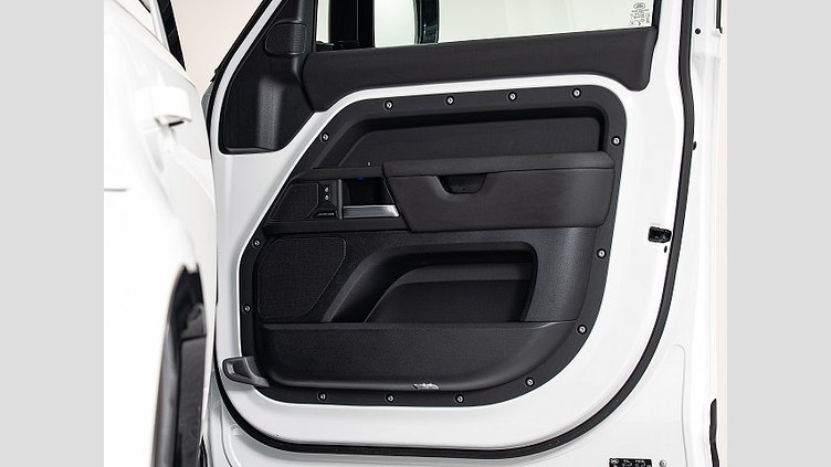 2025 認定中古車 Land Rover Defender 110 フジホワイト D350 ディーゼルマイルドハイブリッド X-Dynamic SE