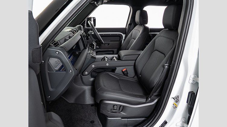 2025 認定中古車 Land Rover Defender 110 フジホワイト D350 ディーゼルマイルドハイブリッド X-Dynamic SE