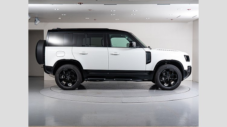 2025 認定中古車 Land Rover Defender 110 フジホワイト D350 ディーゼルマイルドハイブリッド X-Dynamic SE