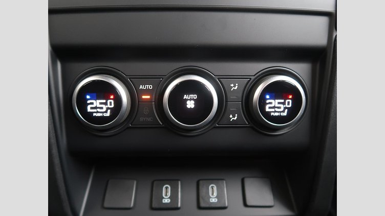 2025 認定中古車 Land Rover Defender 110 Santorini Black 3.0 litre i6D​ １１０Ｘ－ダイナミックＨＳＥ Ｄ３５０