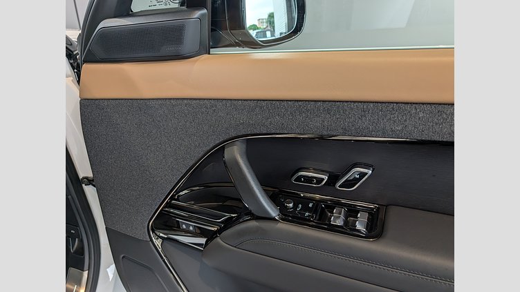 2024 認定中古車 Land Rover Range Rover Sport オストゥーニパールホワイト P550eプラグインハイブリッド（ガソリン） スタンダードホイールベース Autobiography