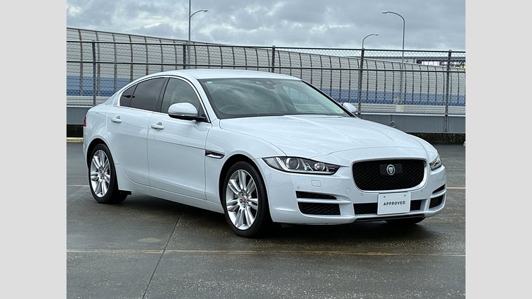 2017 認定中古車 Jaguar XE ユーロン ホワイト 2.0L プレステージ