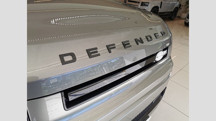 2022 認定中古車 Land Rover Defender 110 シリコンシルバー D300 AWD（AT） X-DYNAMIC SE