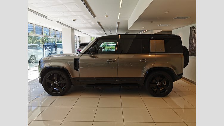 2022 認定中古車 Land Rover Defender 110 シリコンシルバー D300 AWD（AT） X-DYNAMIC SE