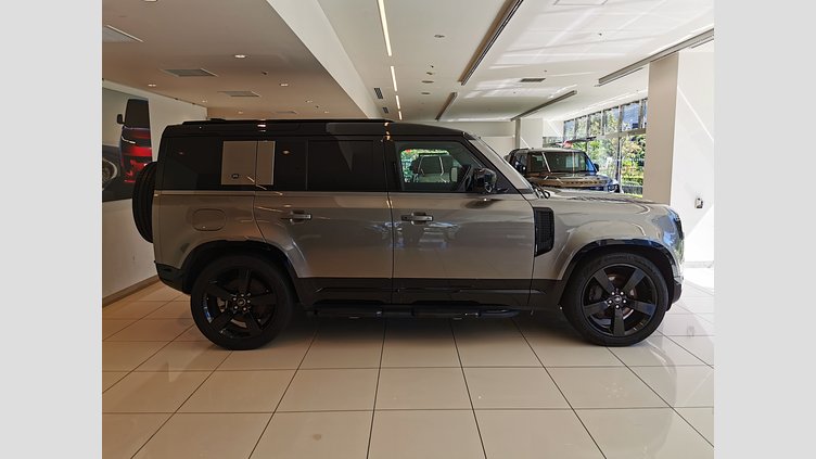 2022 認定中古車 Land Rover Defender 110 シリコンシルバー D300 AWD（AT） X-DYNAMIC SE