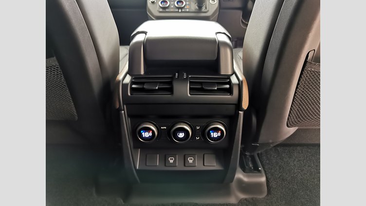 2022 認定中古車 Land Rover Defender 110 シリコンシルバー D300 AWD（AT） X-DYNAMIC SE