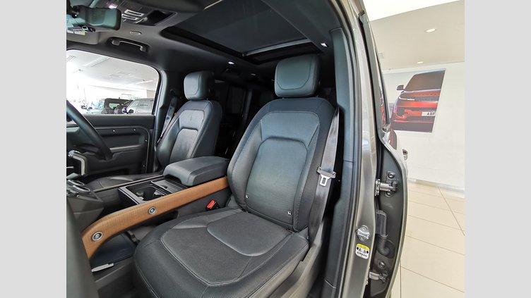 2022 認定中古車 Land Rover Defender 110 シリコンシルバー D300 AWD（AT） X-DYNAMIC SE