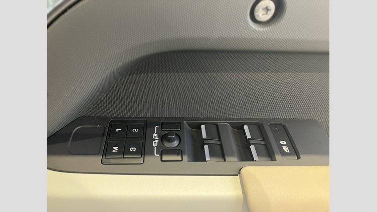 2023 認定中古車 Land Rover Defender 110 アイガーグレイ D300 AWD（AT） X-DYNAMIC SE