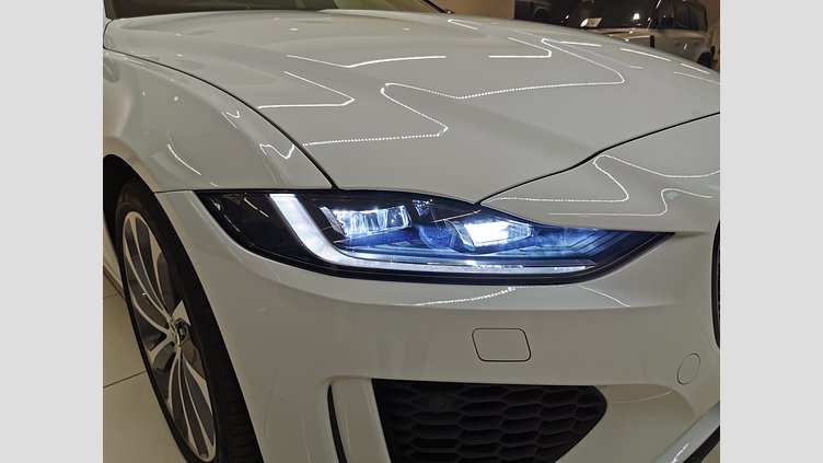 2023 認定中古車 Jaguar XE フジホワイト インジニウム2.0リッター4気筒250PSターボチャージドガソリンエンジン（オートマチック） RWD スタンダードホイールベース R-DYNAMIC SE