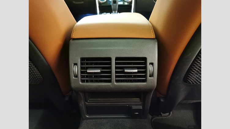 2023 認定中古車 Jaguar XE フジホワイト インジニウム2.0リッター4気筒250PSターボチャージドガソリンエンジン（オートマチック） RWD スタンダードホイールベース R-DYNAMIC SE