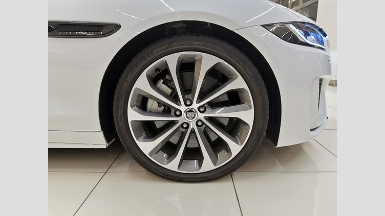 2023 認定中古車 Jaguar XE フジホワイト インジニウム2.0リッター4気筒250PSターボチャージドガソリンエンジン（オートマチック） RWD スタンダードホイールベース R-DYNAMIC SE