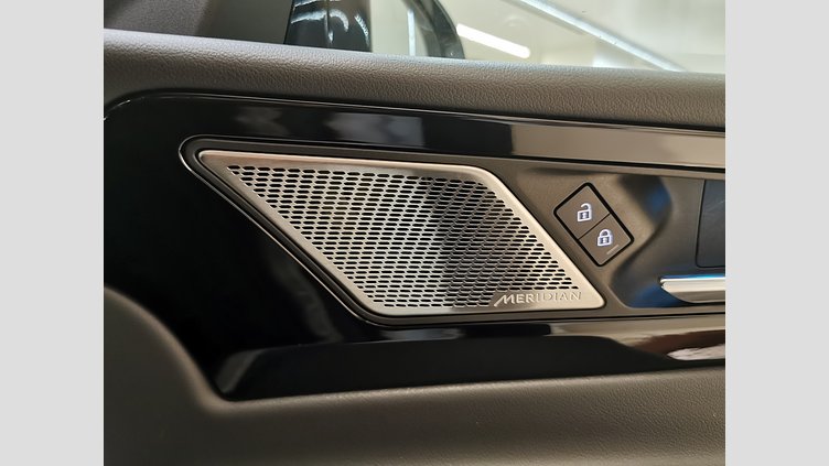 2023 認定中古車 Jaguar XE フジホワイト インジニウム2.0リッター4気筒250PSターボチャージドガソリンエンジン（オートマチック） RWD スタンダードホイールベース R-DYNAMIC SE