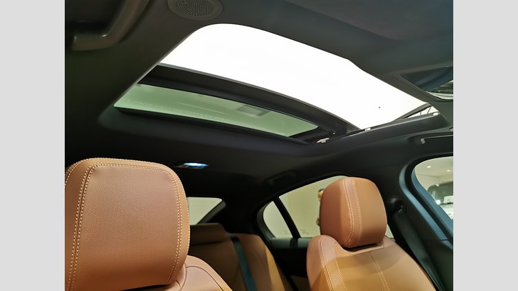 2023 認定中古車 Jaguar XE フジホワイト インジニウム2.0リッター4気筒250PSターボチャージドガソリンエンジン（オートマチック） RWD スタンダードホイールベース R-DYNAMIC SE