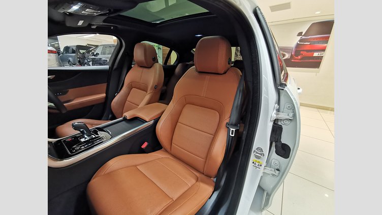 2023 認定中古車 Jaguar XE フジホワイト インジニウム2.0リッター4気筒250PSターボチャージドガソリンエンジン（オートマチック） RWD スタンダードホイールベース R-DYNAMIC SE