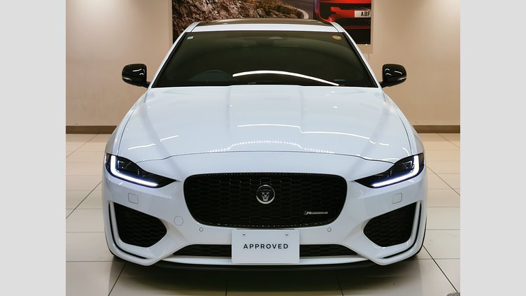 2023 認定中古車 Jaguar XE フジホワイト インジニウム2.0リッター4気筒250PSターボチャージドガソリンエンジン（オートマチック） RWD スタンダードホイールベース R-DYNAMIC SE