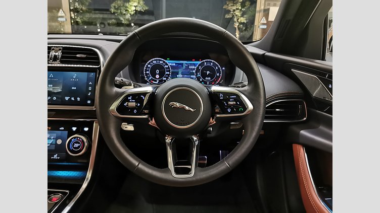 2023 認定中古車 Jaguar XE フジホワイト インジニウム2.0リッター4気筒250PSターボチャージドガソリンエンジン（オートマチック） RWD スタンダードホイールベース R-DYNAMIC SE