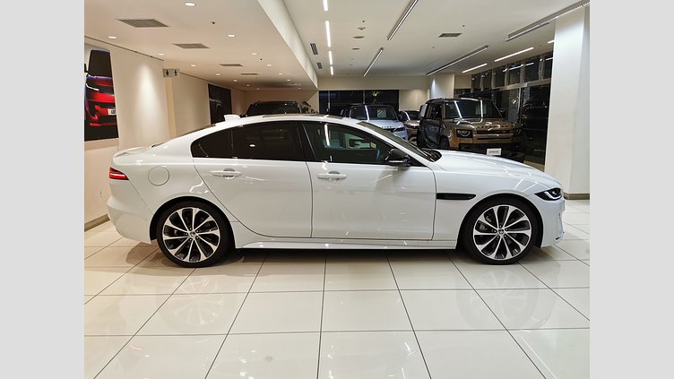 2023 認定中古車 Jaguar XE フジホワイト インジニウム2.0リッター4気筒250PSターボチャージドガソリンエンジン（オートマチック） RWD スタンダードホイールベース R-DYNAMIC SE